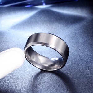 Gros plan d'une bague pour homme en acier titane brossé mat avec intérieur poli miroir