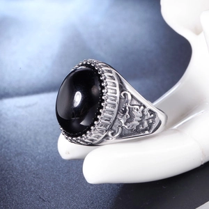 Dettaglio anello vintage con grande gemma nera ovale e fascia in argento sbalzato