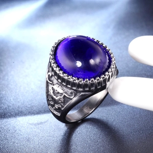 Vista dettagliata dell'anello vintage da uomo con gemma viola e intaglio di animali