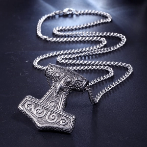 Detailansicht des Mjölnir-Anhängers aus Edelstahl mit nordischen Schnitzereien