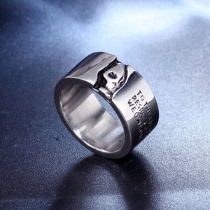 Macro de anillo calavera punk con lemas grabados en banda de acero inoxidable