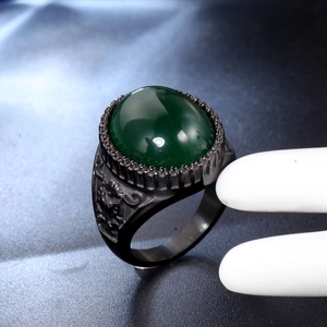 Dettagli in rilievo su anello vintage da uomo con pietra ovale verde smeraldo