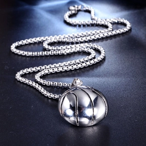 Retro Basketball-Anhänger aus Edelstahl mit Silberfinish und eleganter Kugelkette