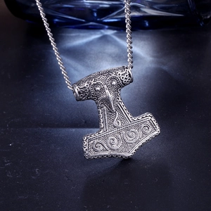 Detail-Nahaufnahme des Vintage Mjölnir Anhängers mit nordischen Wikinger-Gravuren