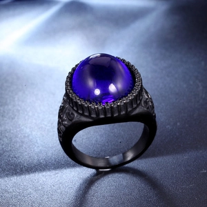 Dettaglio dell'anello vintage da uomo con gemma cabochon blu e fascia in metallo nero sbalzato