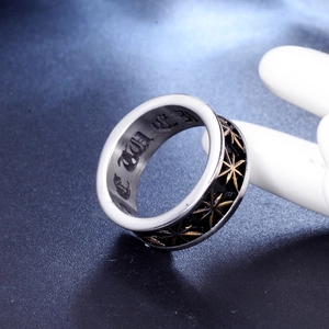 Bague punk vintage en acier titane avec étoiles croisées dorées et gravure gothique