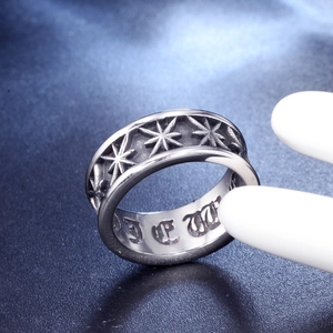 Bague punk vintage en acier titane avec étoiles en relief et gravure gothique interne
