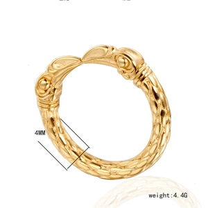 Detail view of 4mm gold embossed chain ring with textured pattern and 4.4g weight