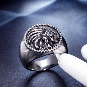 Vintage-Ring aus Edelstahl mit detailliertem Indianer-Totenkopf und Federhaube für Herren