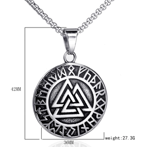Makro-Detail des Wikinger-Valknut-Anhängers mit Maßen 42mm x 36mm und Runen