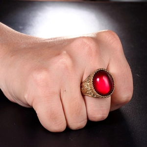 Dettaglio macro dell'anello vintage da uomo in bronzo con grande gemma rossa ovale