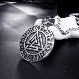 Nordische Wikinger-Valknut-Halskette mit Elder Futhark Runen aus silbernem Edelstahl