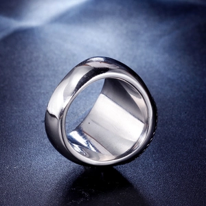 Nahaufnahme des polierten Edelstahlrings mit glatten Kanten und Spiegelglanz