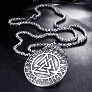 Viking Valknut Anhänger mit Futhark Runen an einer Vintage Stahlboxkette für Herren