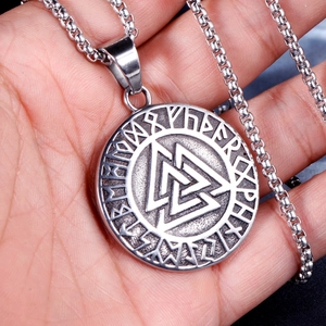 Nahaufnahme des Wikinger Valknut-Anhängers mit Runen-Details auf oxidiertem Stahl