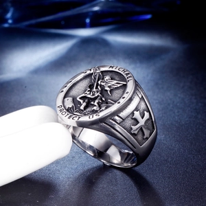 Bague Saint Michel vintage en argent antique avec gravure ange et croix de protection