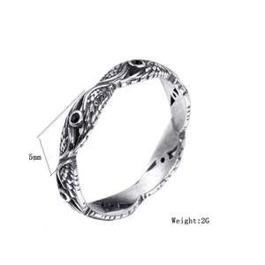 Detail showing 5mm width and 2G weight of vintage feather pattern ring with black stone