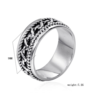 Détail de la bague de 9 mm de large avec texture de chaîne gaufrée en acier