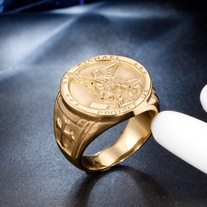 Bague chevalière Saint-Michel dorée avec relief religieux et détails de croix