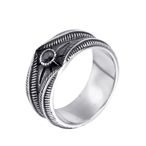 Bague vintage en acier inoxydable avec pierre noire et détails de plumes en relief
