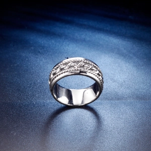 Bague minimaliste pour homme en acier titane avec texture de chaîne sur fond bleu