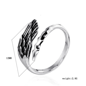 Macro detail of vintage angel wing ring showing 12mm width and 2.8g weight specs