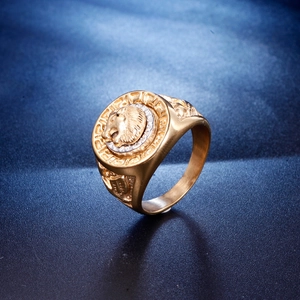 Gros plan sur la bague tête de lion hip-hop en or et argent avec anneau gravé