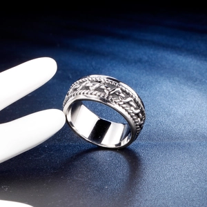 Bague torsadée vintage en acier inoxydable argenté pour homme avec finition polie brillante