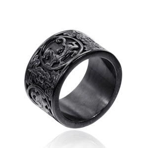 Anello da uomo in acciaio nero con rilievo di creature mitiche su sfondo bianco