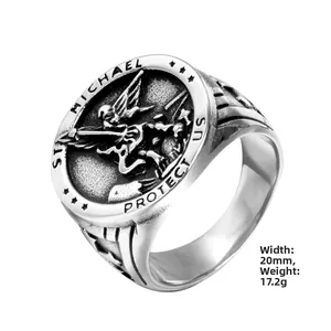 Détail de la bague St Michel montrant une largeur de 20mm et un poids de 17,2g