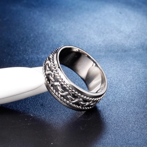 Bague pour homme en acier titane avec chaîne gaufrée et large bande style industriel