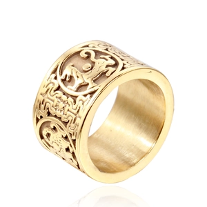 Makroaufnahme Goldener Edelstahlring mit mythischem Tierrelief und gebürsteter Innenseite
