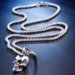 Pendentif tête de mort gothique en acier pour homme avec chaîne box sur fond sombre