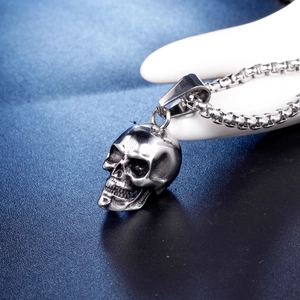 Pendentif crâne gothique en acier inoxydable argenté avec chaîne box pour homme