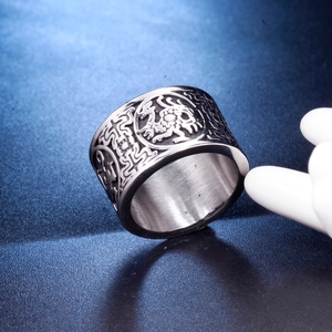 Macro di anello in acciaio inossidabile con motivo di drago a sbalzo e stile tradizionale