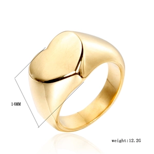 Détail de la bague chevalière cœur dorée montrant la largeur 14mm et le poids 12,2g