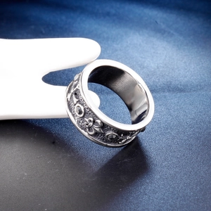 Vintage gothic titanium steel ring with fleur-de-lis patterns and black crystal inlay
