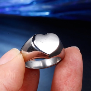 Bague cœur moderne en acier inoxydable poli pour femme avec anneau argenté minimaliste