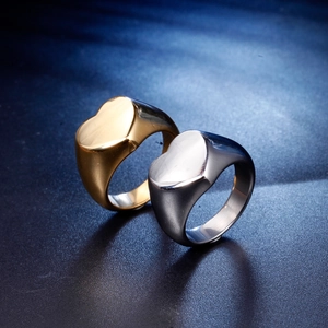 Bague chevalière cœur en acier inoxydable poli en finition or et argent