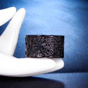 Anello largo nero in acciaio inossidabile vintage con rilievo di bestia inciso