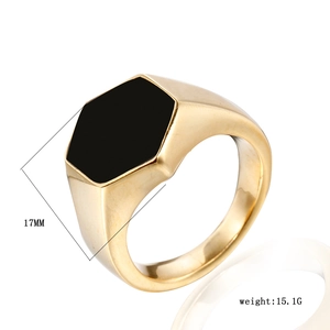 Détail d'une bague chevalière hexagonale dorée avec insert noir de 17mm et poids de 15,1g