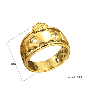 Dettaglio dell'anello Claddagh 15mm con design cuore-corona e fascia traforata