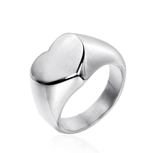 Bague chevalière en forme de cœur en acier inoxydable poli vue sous un angle latéral