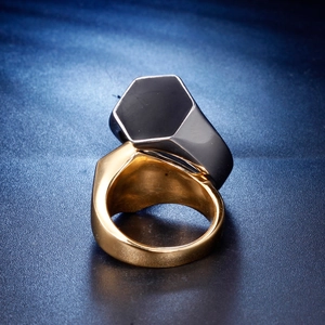 Bague hexagonale en acier titane poli doré et noir pour homme avec un design géométrique