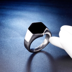 Bague chevalière hexagonale en acier inoxydable argenté avec incrustation noire plate