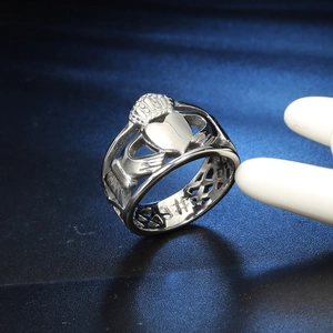 Dettaglio dell'anello Claddagh in argento 925 con cuore a corona e mani in rilievo