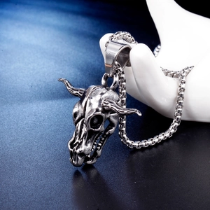 Collier pendentif crâne de taureau rétro en acier inoxydable sur support de main