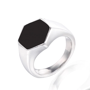 Chevalière minimaliste en acier argenté avec incrustation hexagonale noire plate