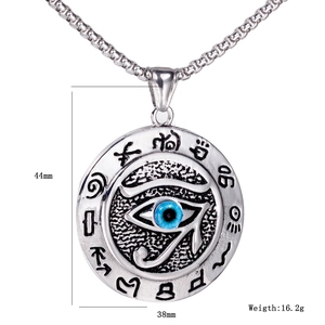 Vue détaillée du pendentif œil d'Horus avec dimensions 44mm x 38mm sur chaîne argentée