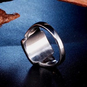Chevalière carrée polie en acier titane avec un design géométrique punk et minimaliste